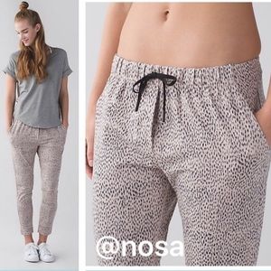 Lululemon Jet Crop Slim Dotty Dash Grain Black size 6 Tan